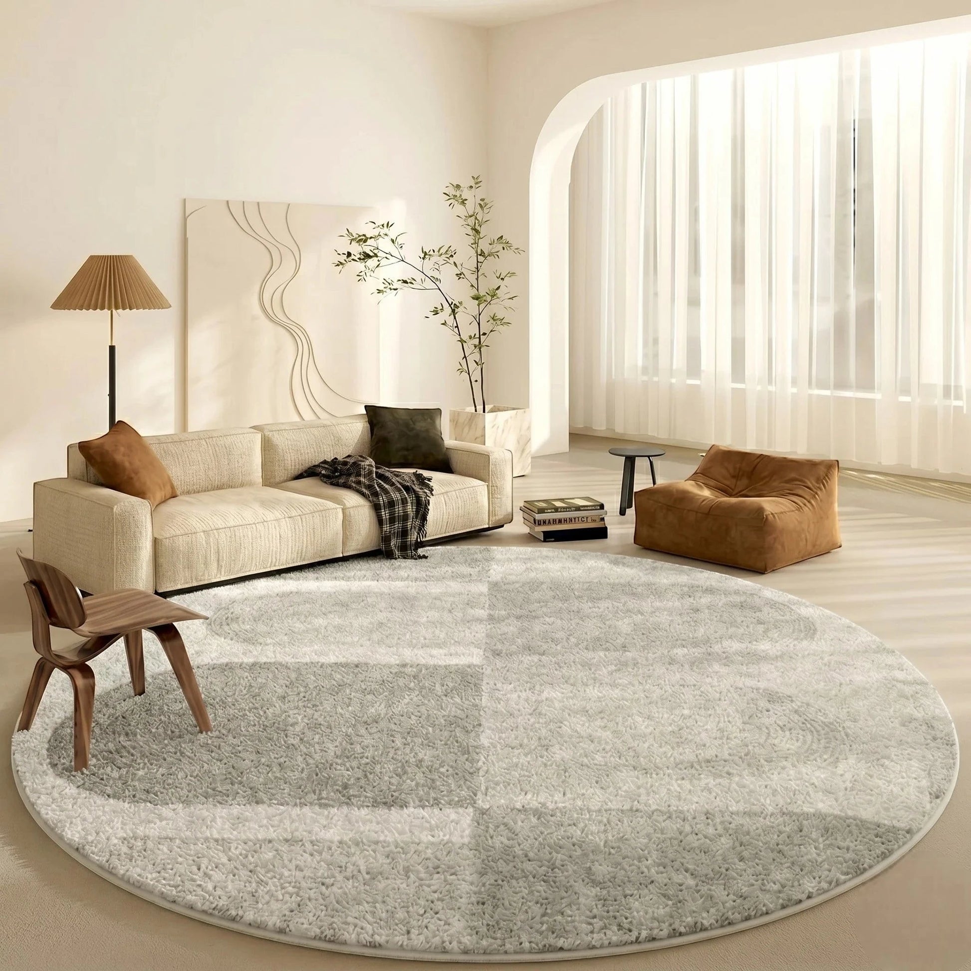 Tapis rond gris tracé organique posé devant un canapé crème avec lampadaire et chaise sculpturale en bois