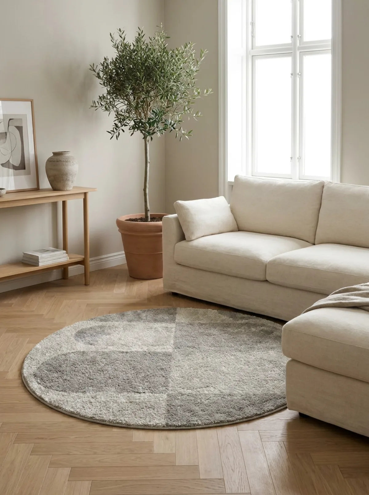 Tapis rond gris tracé organique dans un salon épuré
