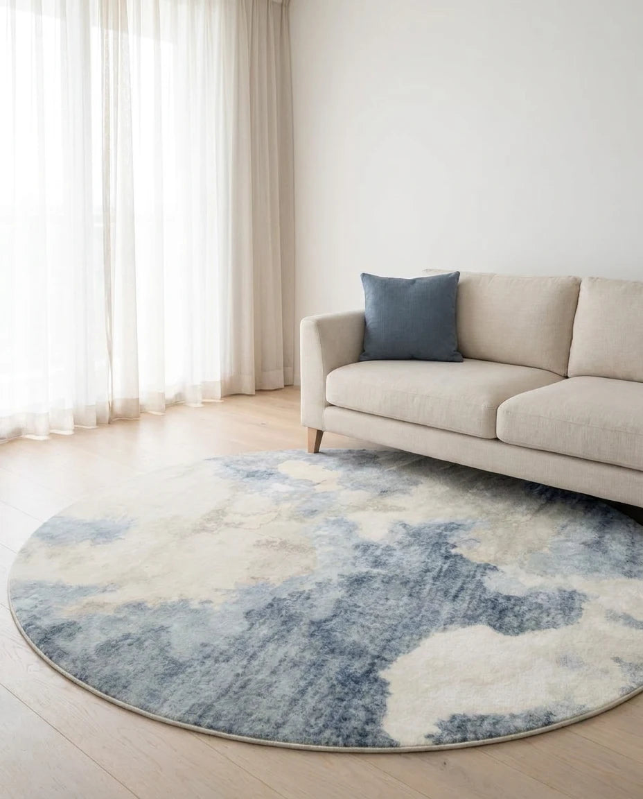 Tapis rond bleu nuage dans une pièce en situation