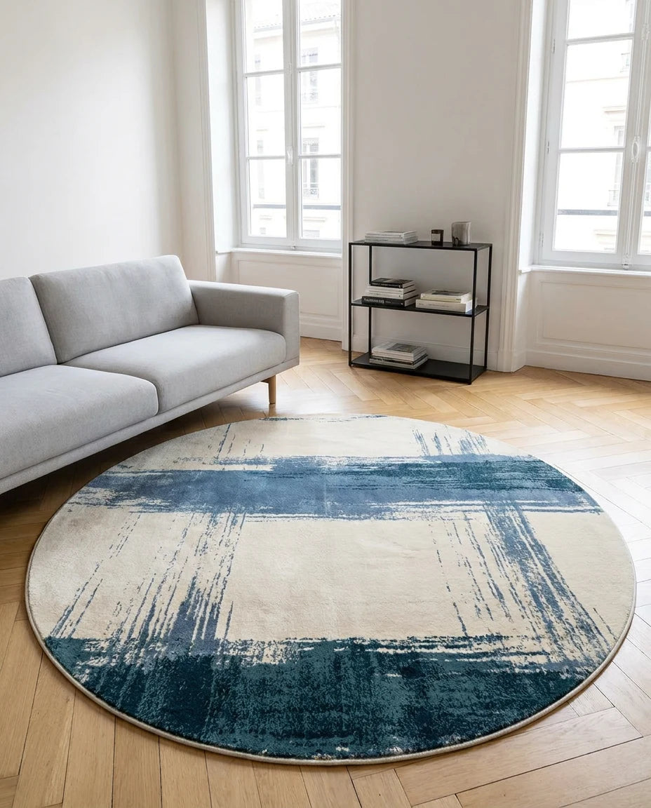 Tapis rond écru indigo dans une pièce en situation