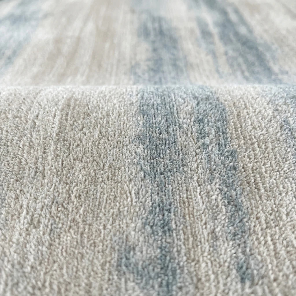 Velours imitation cachemire du tapis rond grège givré vu de près