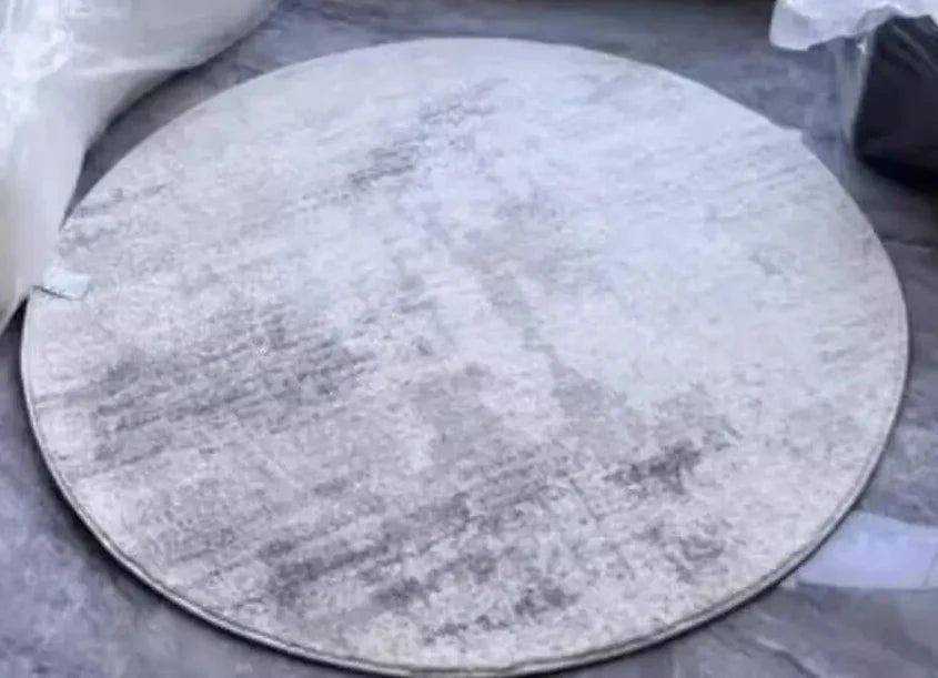 Tapis rond gris effet béton reçu par un acheteur, photo publiée sur le site du fournisseur