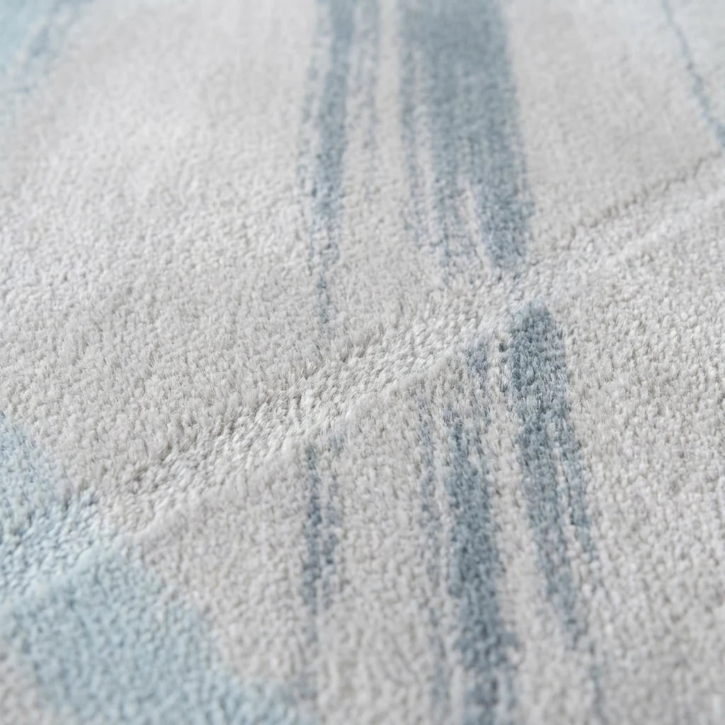 Velours imitation cachemire du tapis rond gris brume vu de près