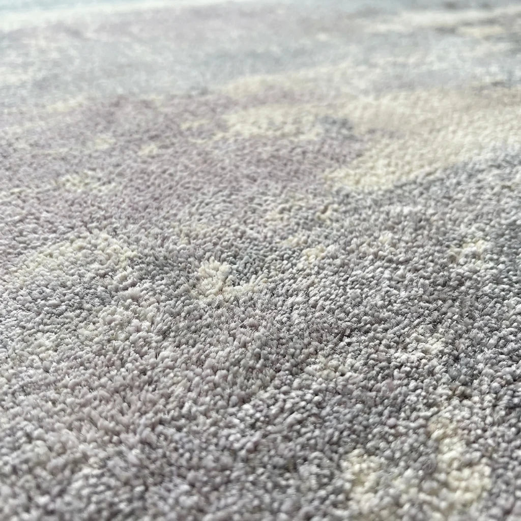 Velours imitation cachemire du tapis rond gris lilas vu de près