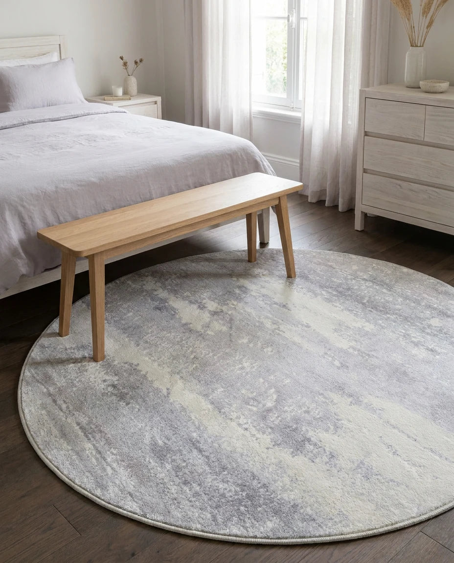 Tapis rond gris lilas dans une pièce en situation