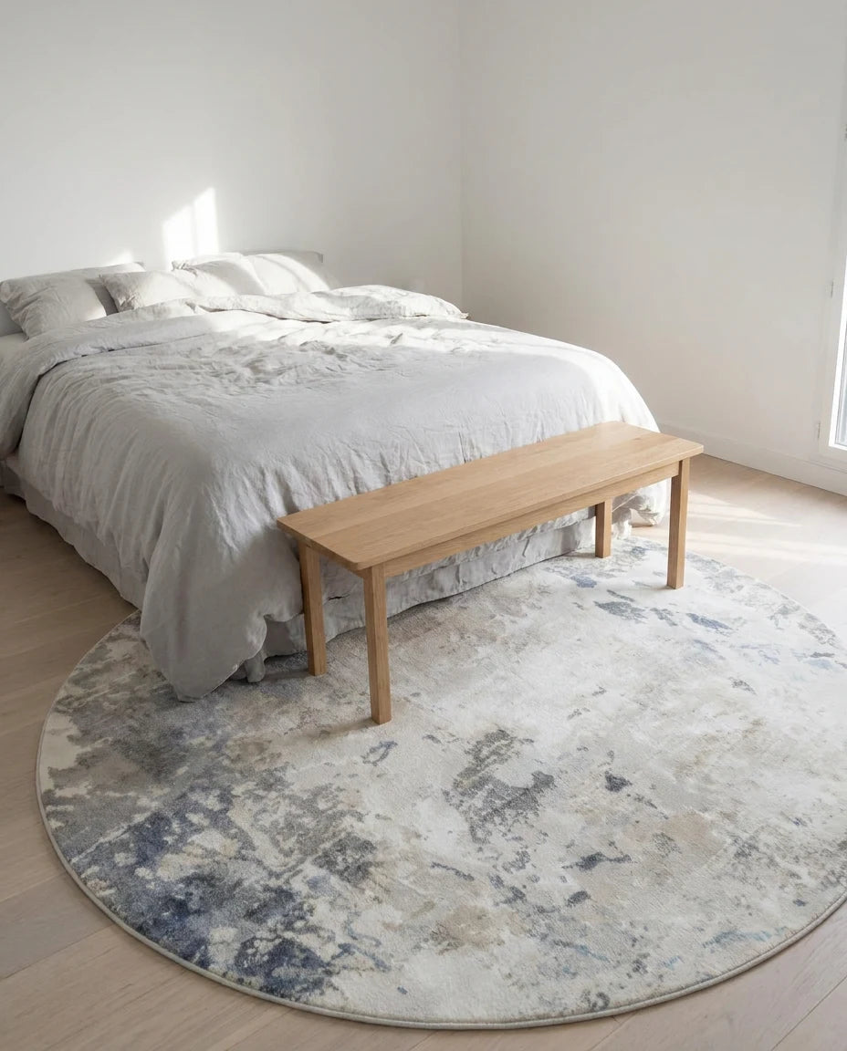 Tapis rond gris nuagé dans une pièce en situation