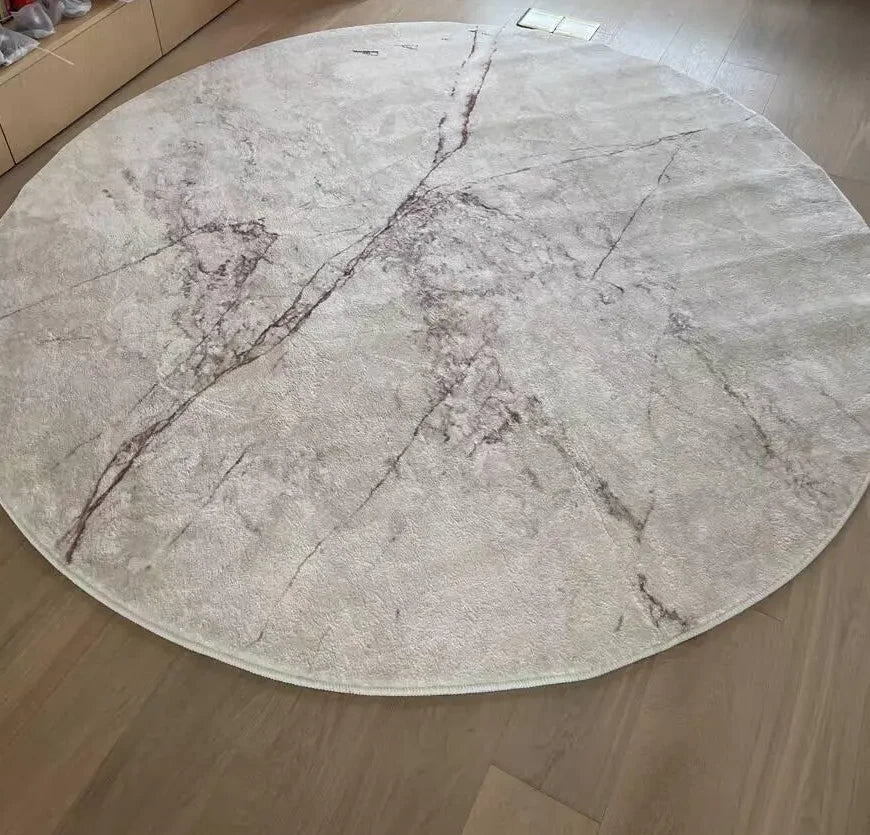 Tapis rond marbre écru veiné reçu par un acheteur, photo publiée sur le site du fournisseur
