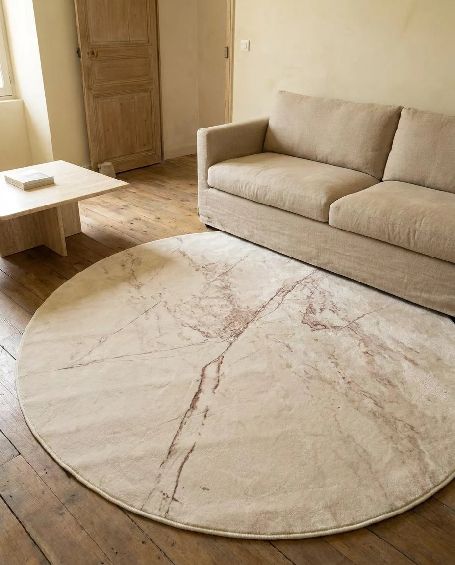 Tapis rond marbre écru veiné dans un salon, vue en situation