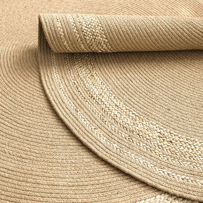 Drapé du tapis rond en jute tressé anneaux écru, plis et finesse du fil