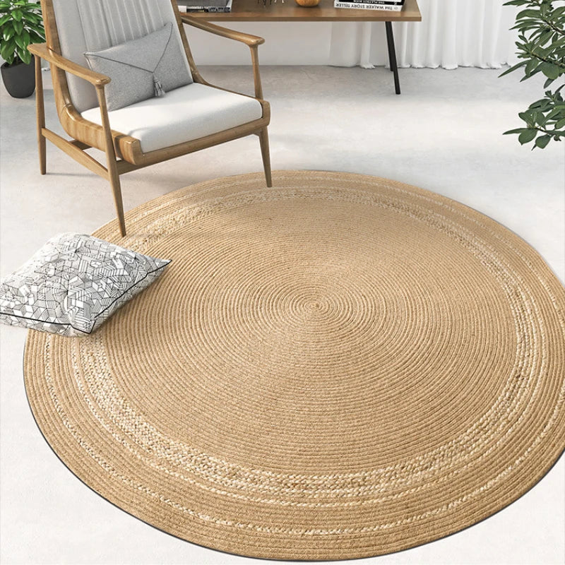 Tapis rond en jute naturel dans un bureau avec fauteuil scandinave et coussin graphique