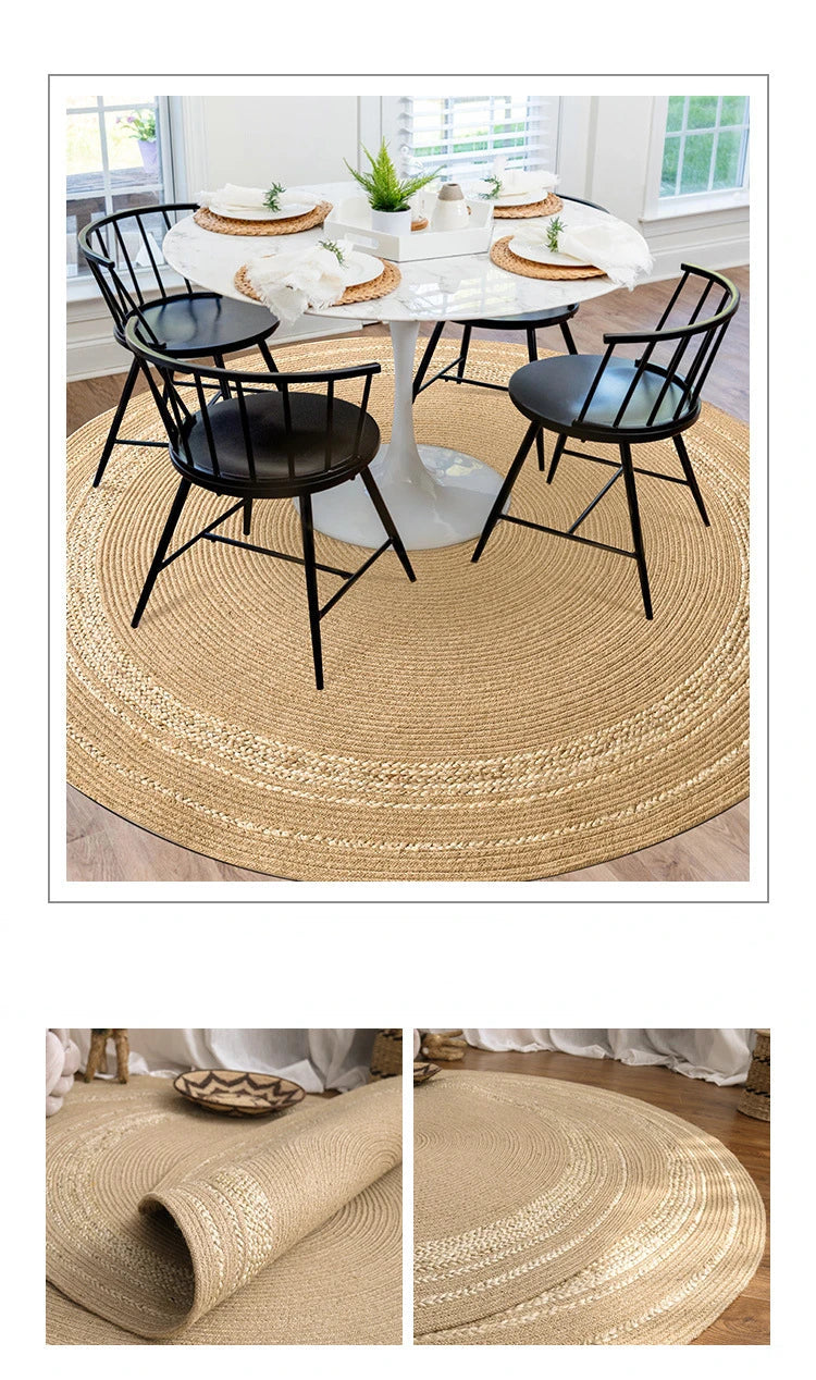 Tapis rond en jute naturel sous une table à manger ronde avec chaises noires, vue large