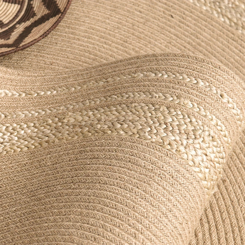 Texture en vague du tapis rond en jute naturel, vue rapprochée du tressage