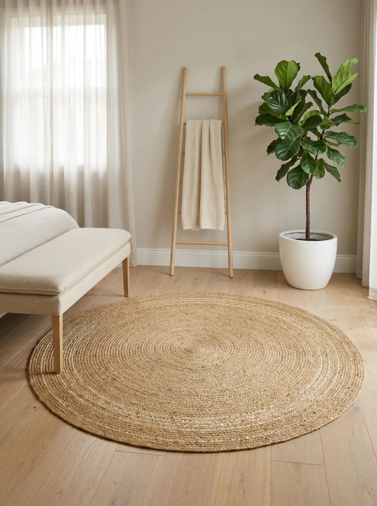 Tapis rond jute tressé main naturel dans une chambre lumineuse