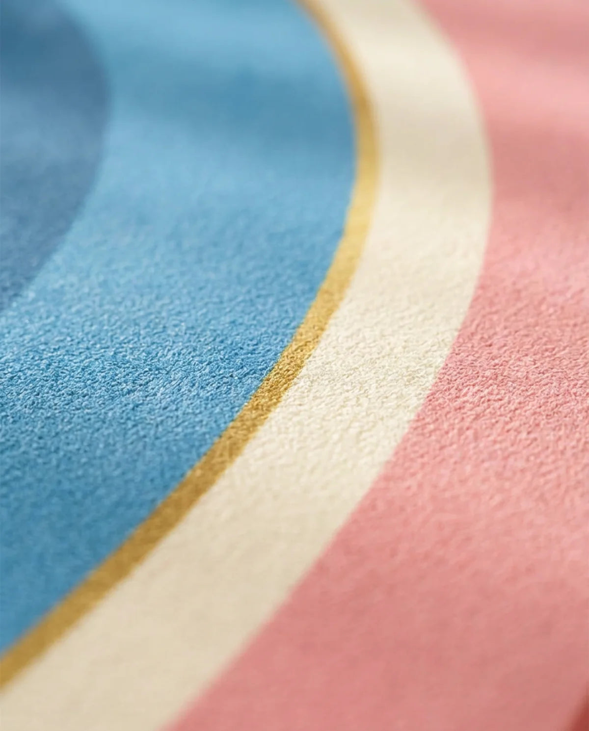 Détail des arcs pastel et de la ligne dorée du tapis rond lavable
