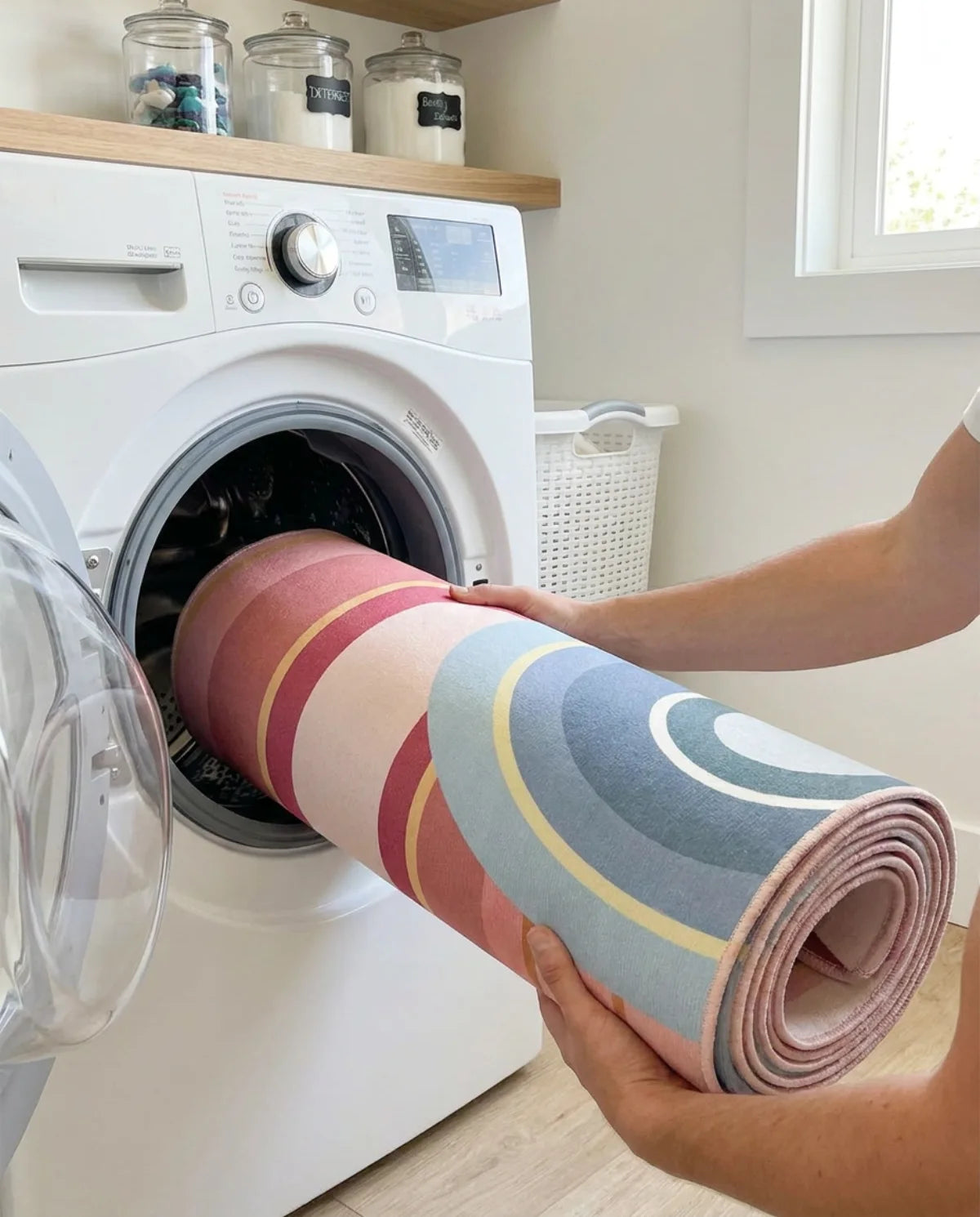 Tapis rond lavable glissé dans le tambour d'une machine à laver