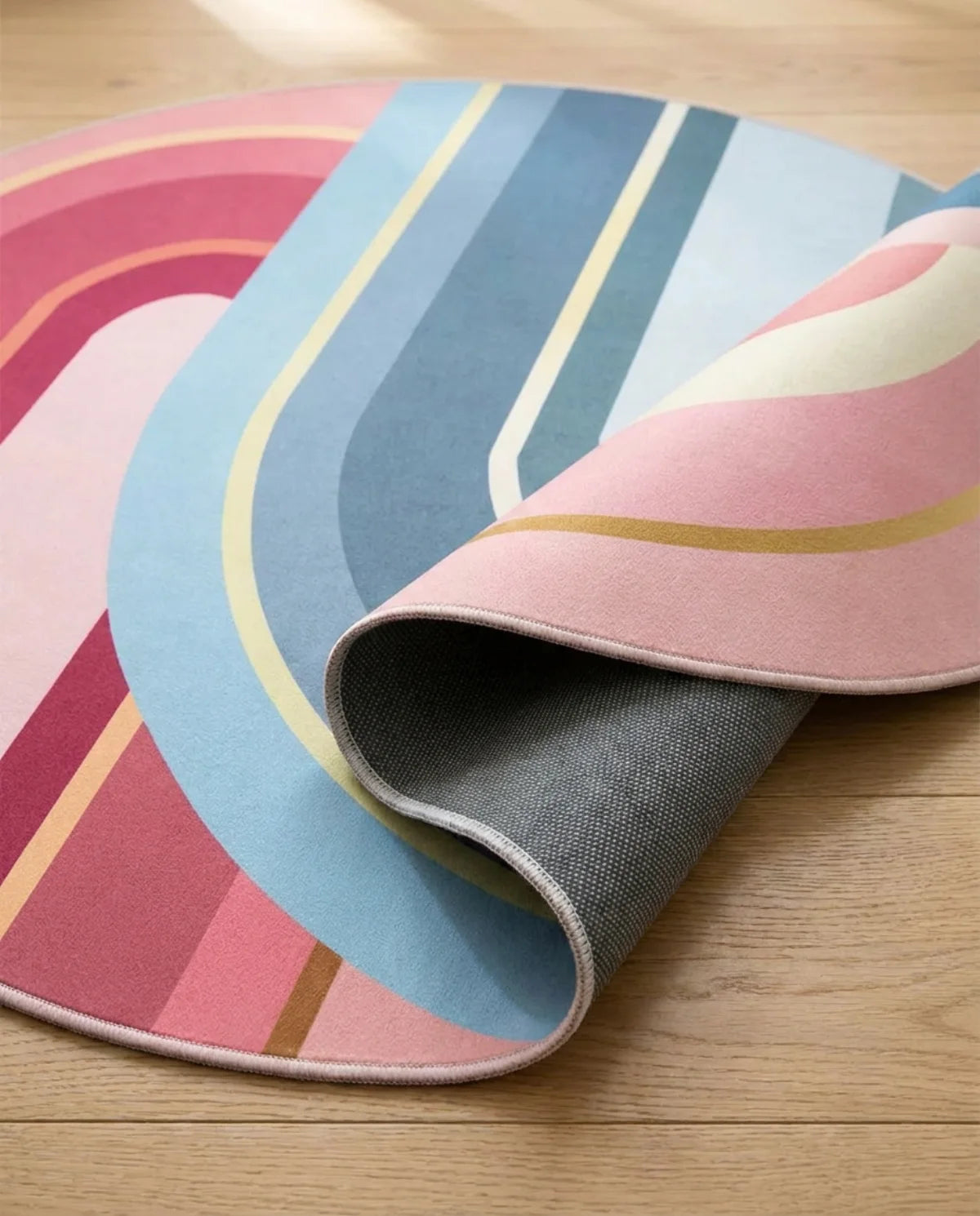 Profil fin et sous-face antidérapante du tapis rond lavable arcs pastel