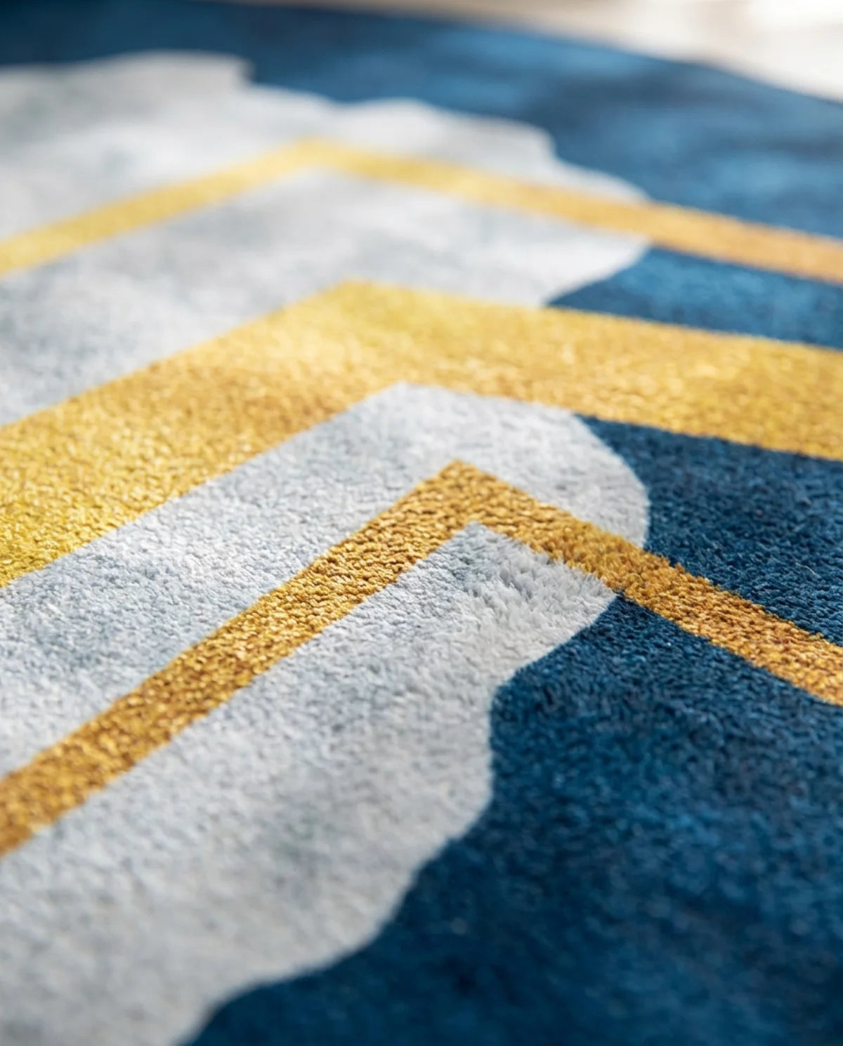 Détail des éclairs dorés du tapis rond lavable bleu nuit