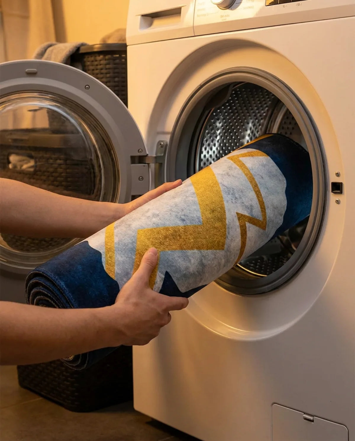 Tapis rond lavable glissé dans le tambour d'une machine à laver