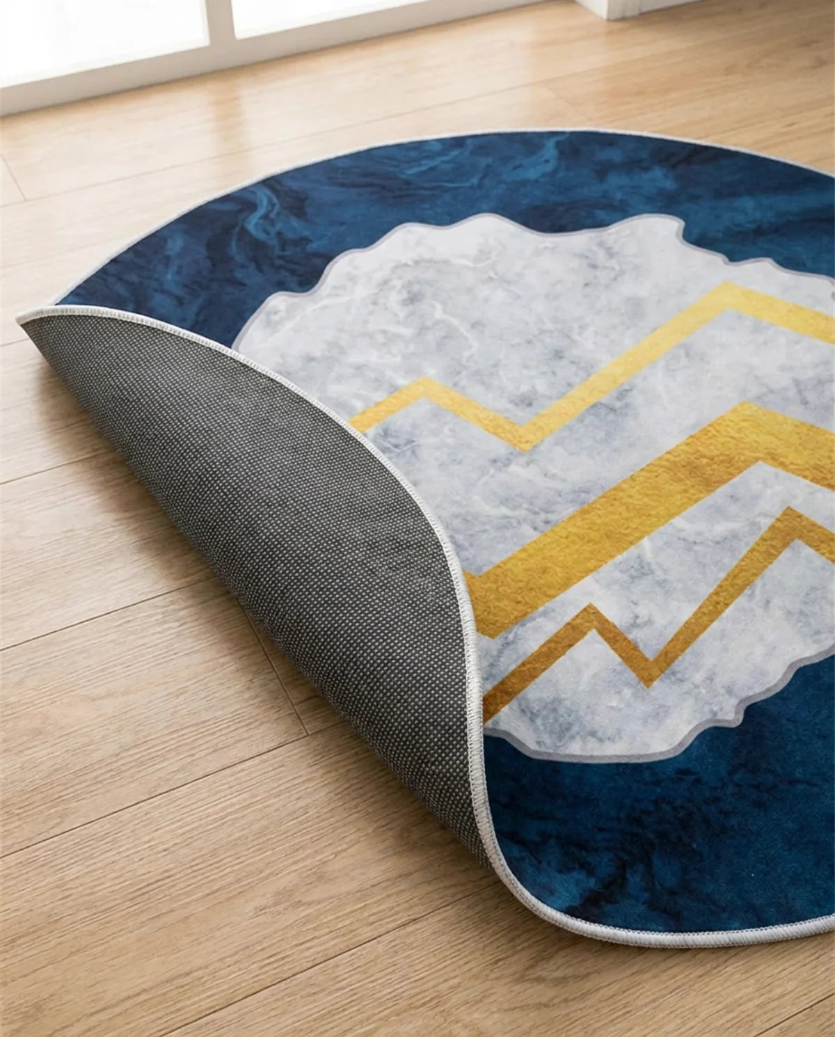 Profil fin et sous-face antidérapante du tapis rond lavable bleu nuit doré