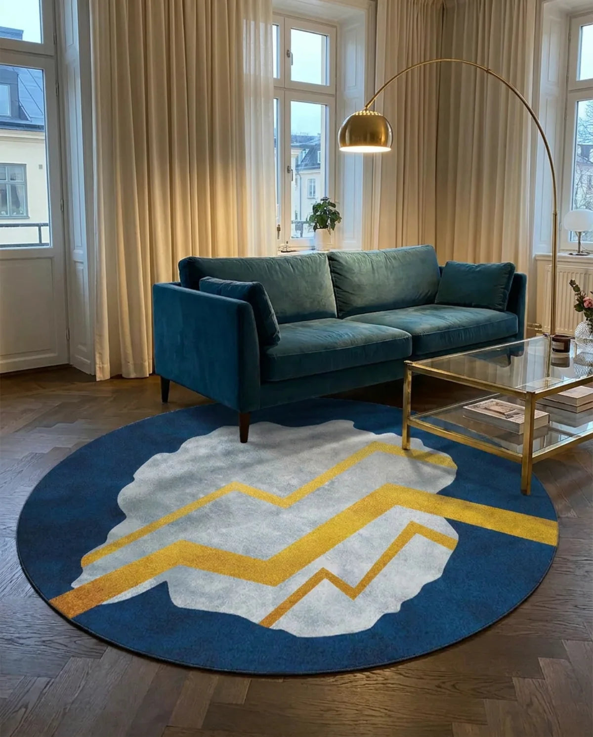 Tapis rond lavable en machine bleu nuit doré sous un canapé en velours bleu pétrole