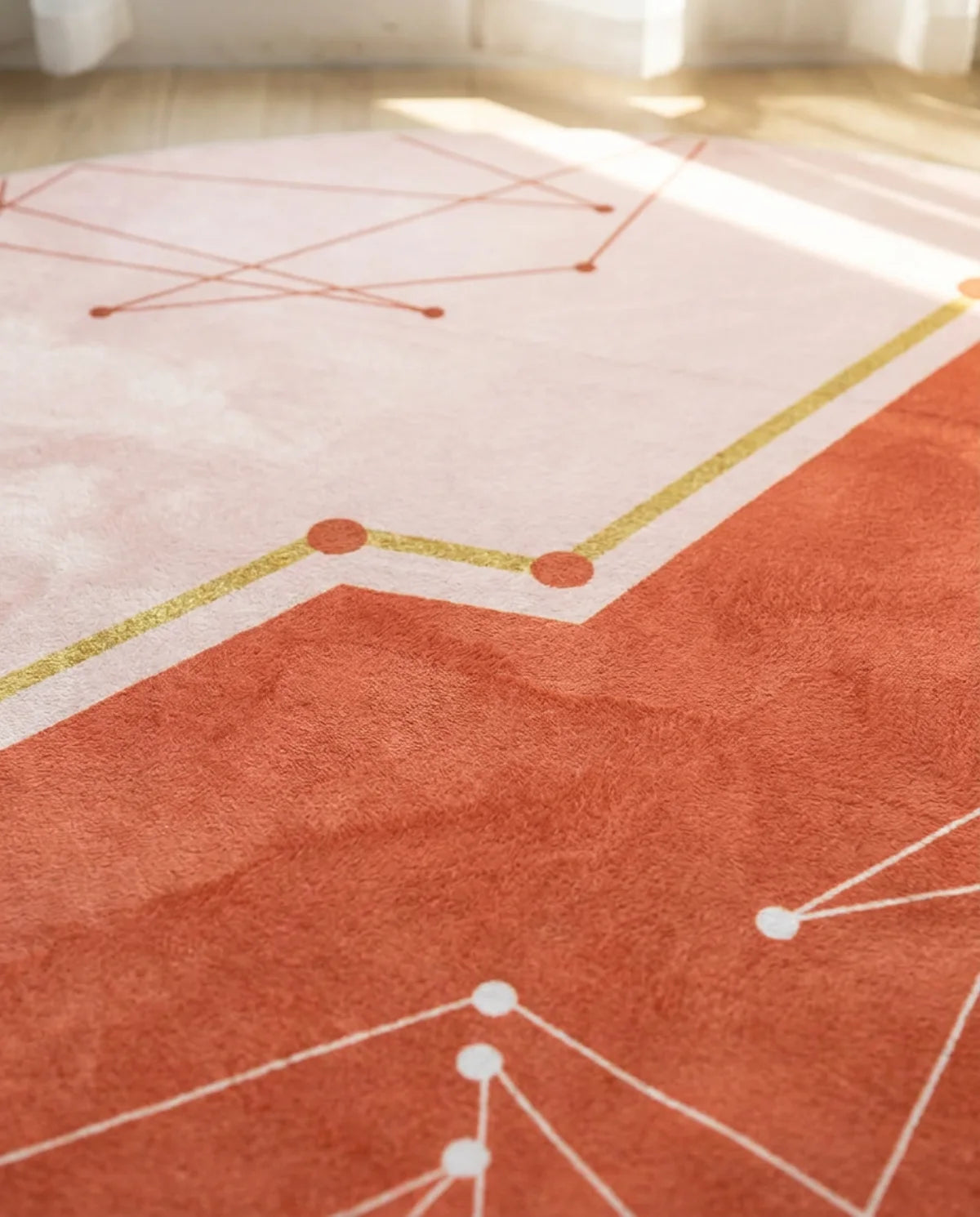Détail des lignes constellation du tapis rond lavable corail graphique