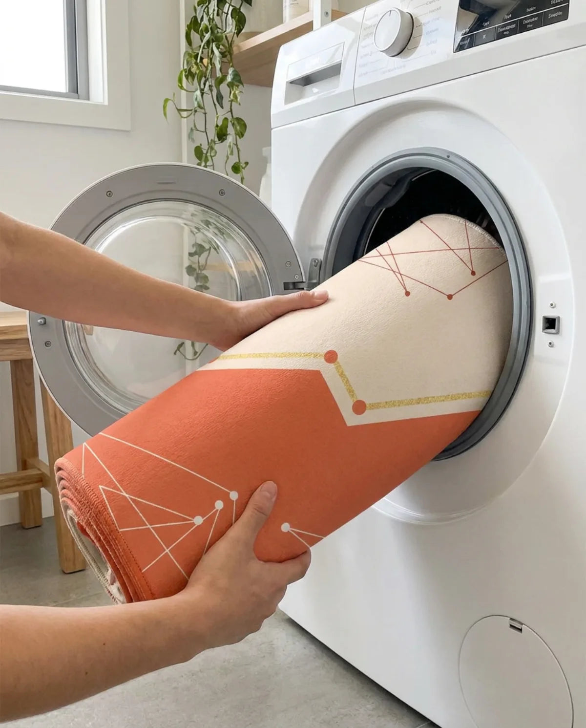 Tapis rond lavable glissé dans le tambour d'une machine à laver