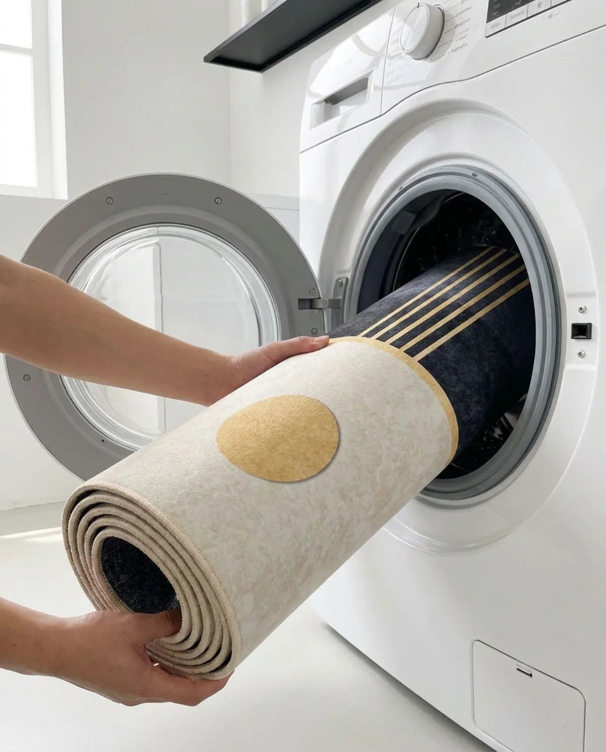 Tapis rond lavable glissé dans le tambour d'une machine à laver