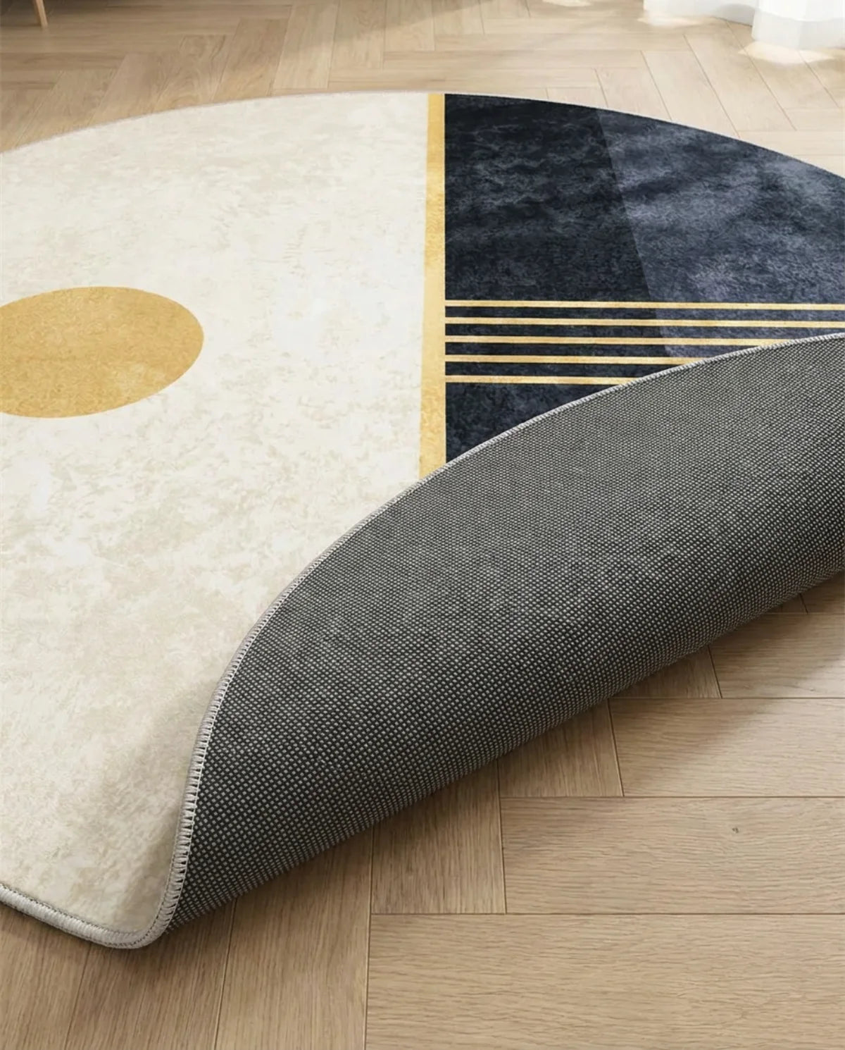 Profil fin et sous-face antidérapante du tapis rond lavable crème et noir doré