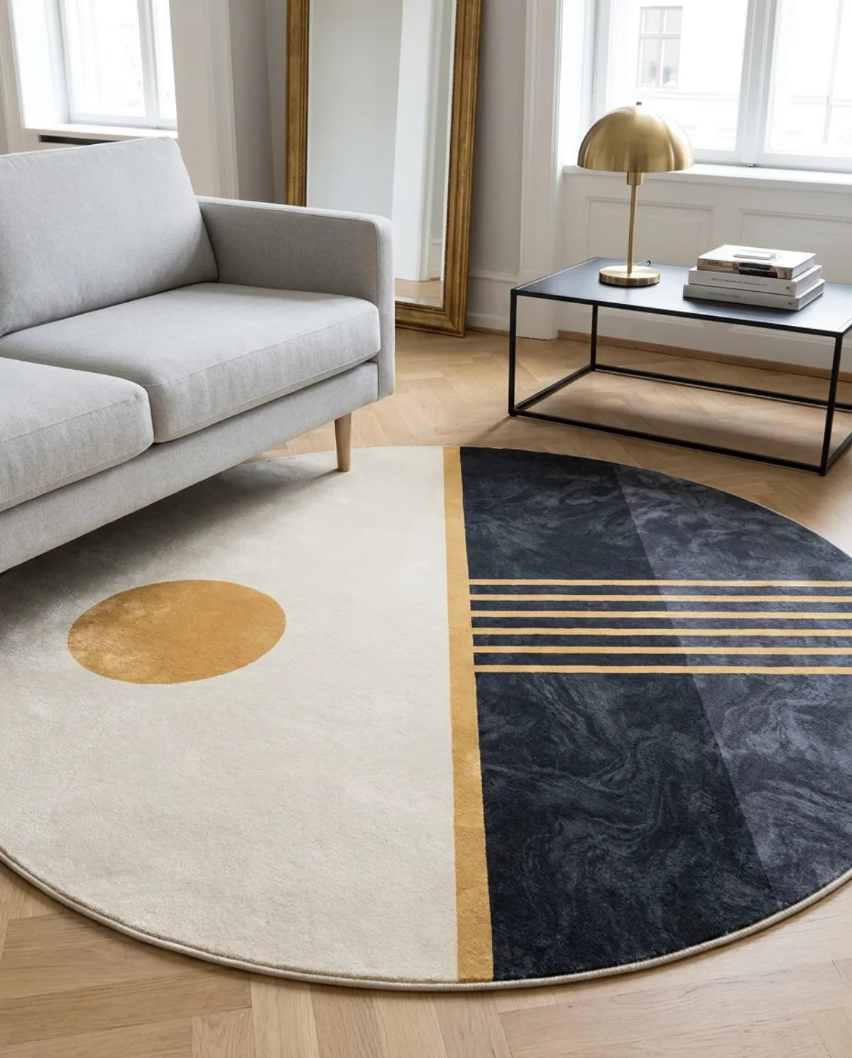 Tapis rond lavable en machine crème et noir doré sous un canapé gris perle