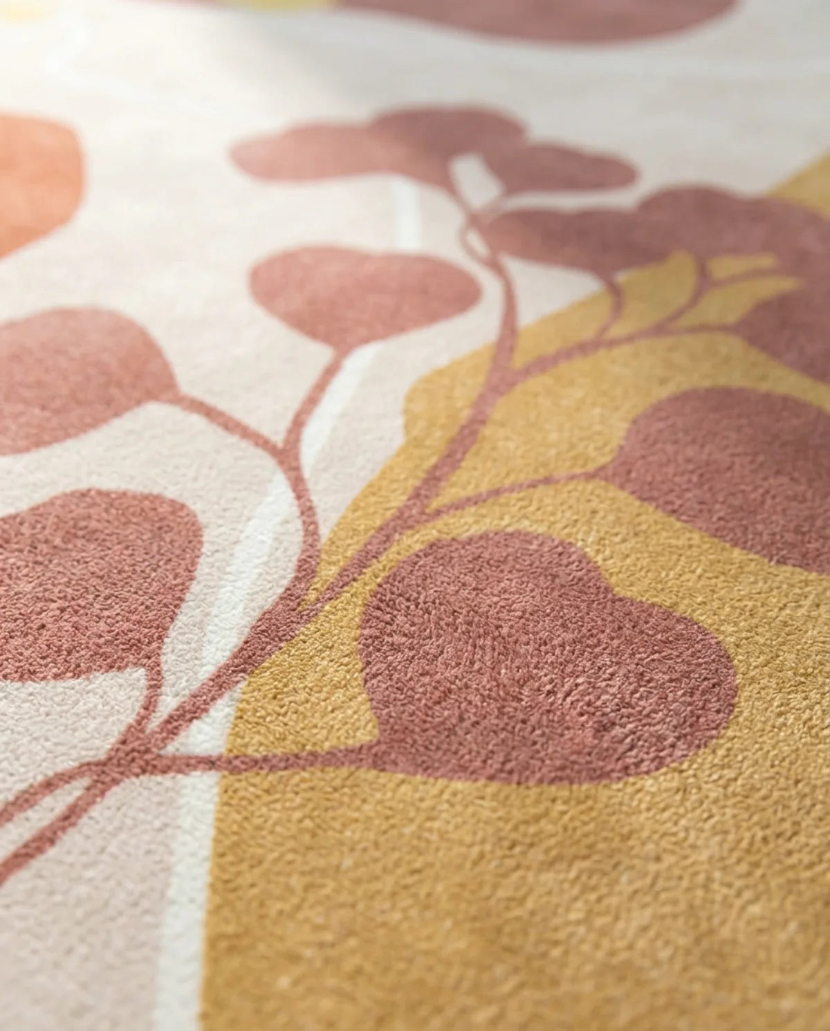 Détail du velours ras imprimé du tapis rond lavable eucalyptus terracotta
