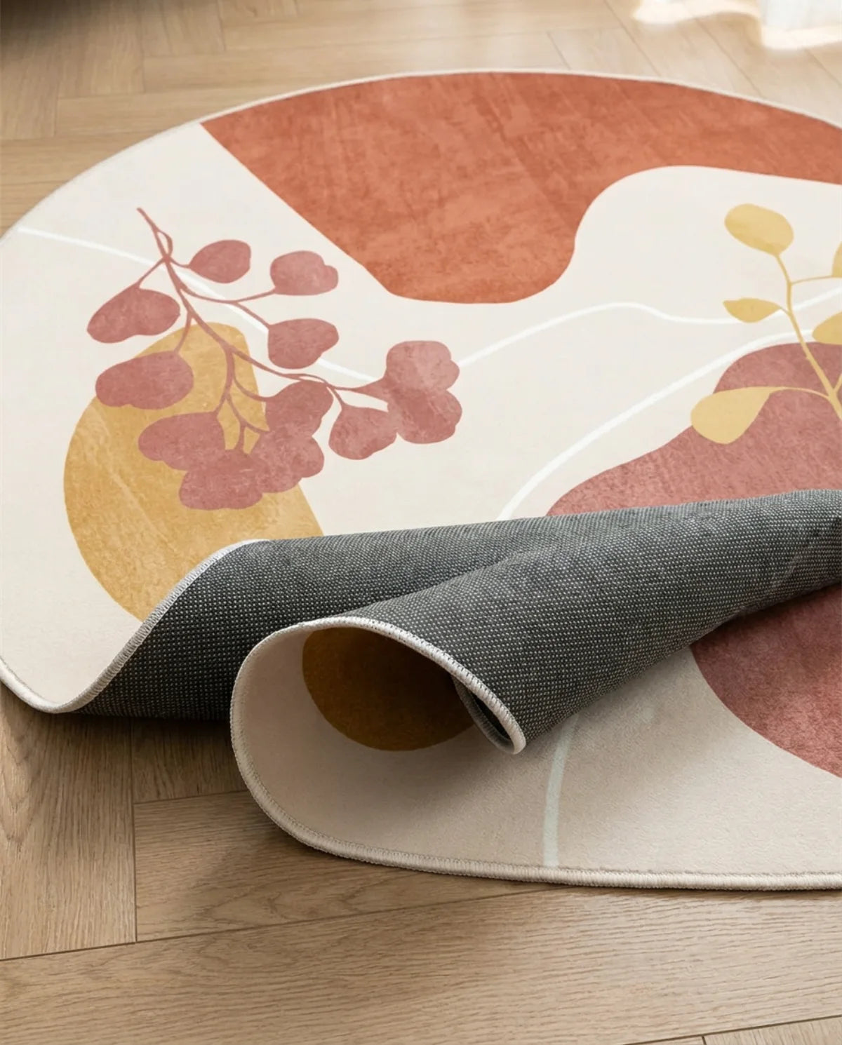 Profil fin et sous-face antidérapante du tapis rond lavable eucalyptus terracotta