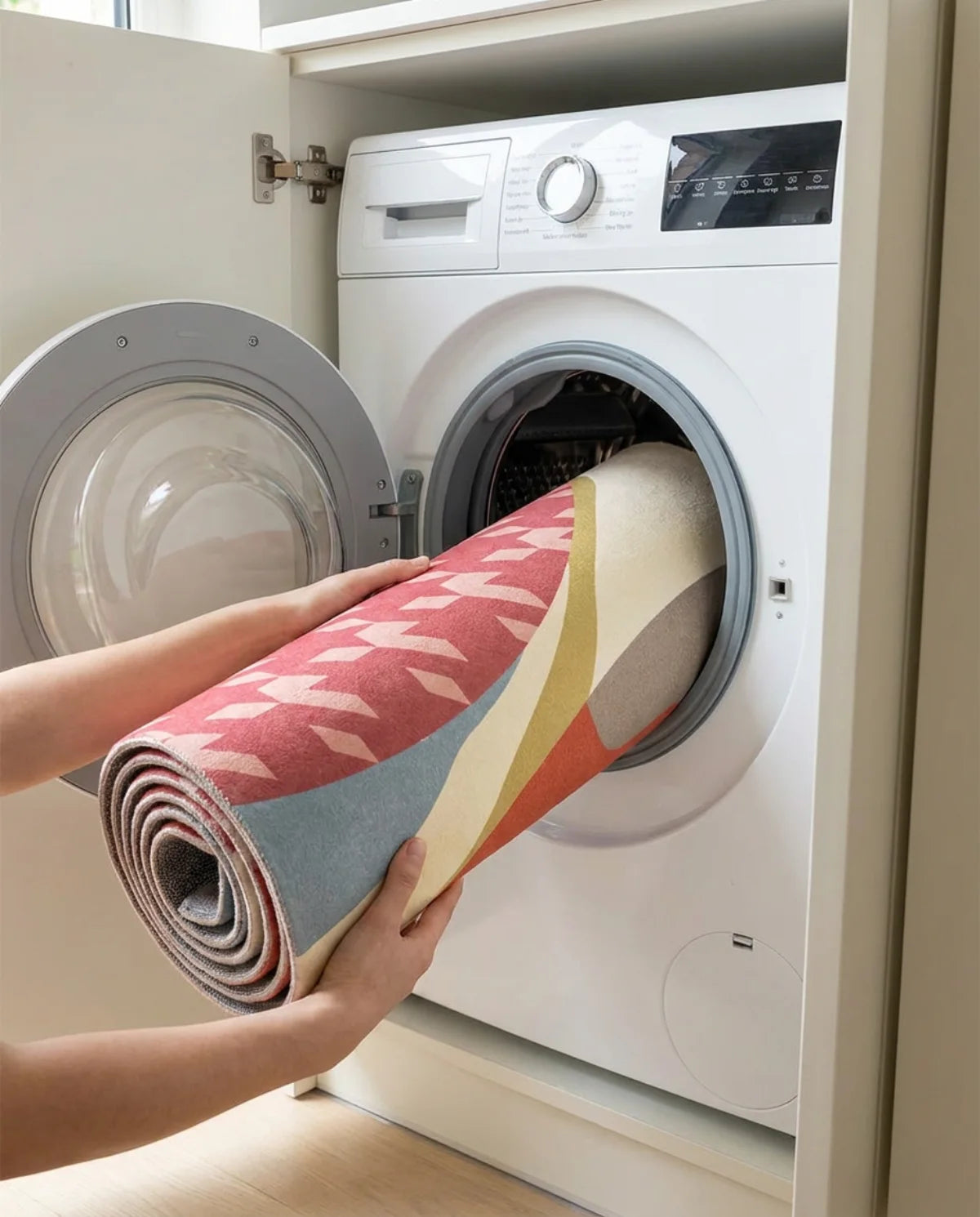 Tapis rond lavable glissé dans le tambour d'une machine à laver