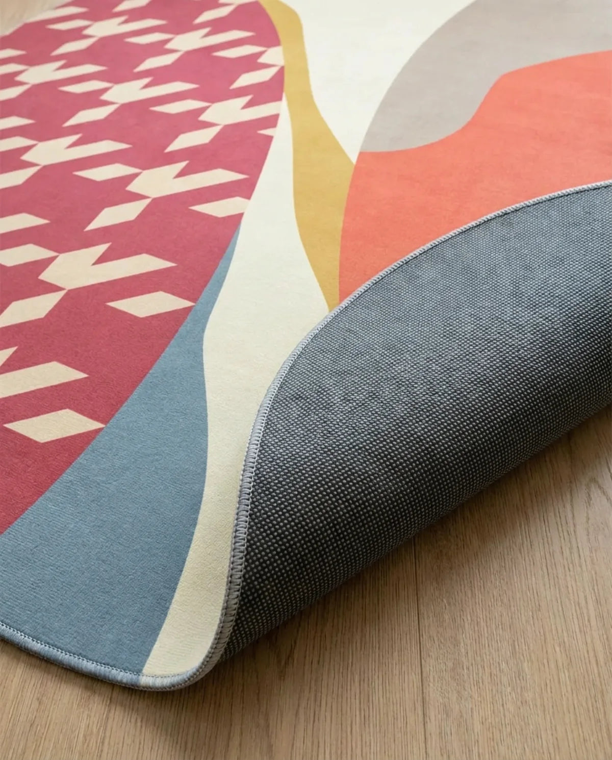 Profil fin et sous-face antidérapante du tapis rond lavable patchwork corail