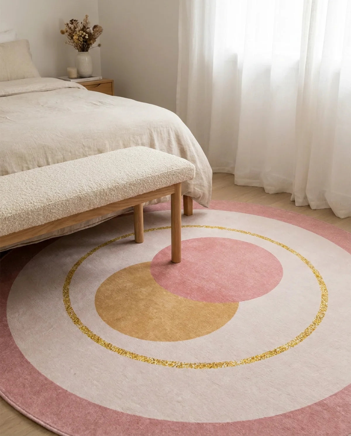 Tapis rond lavable en machine rose cercles dorés dans une chambre douce en lin naturel