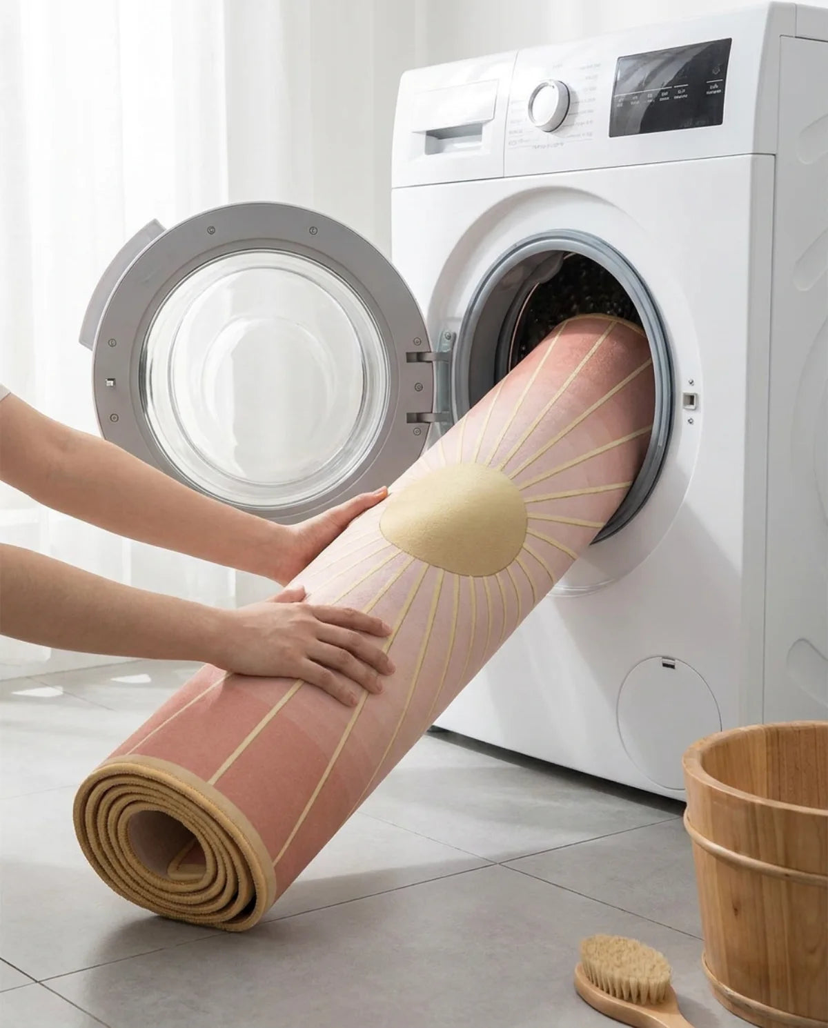 Tapis rond lavable glissé dans le tambour d'une machine à laver