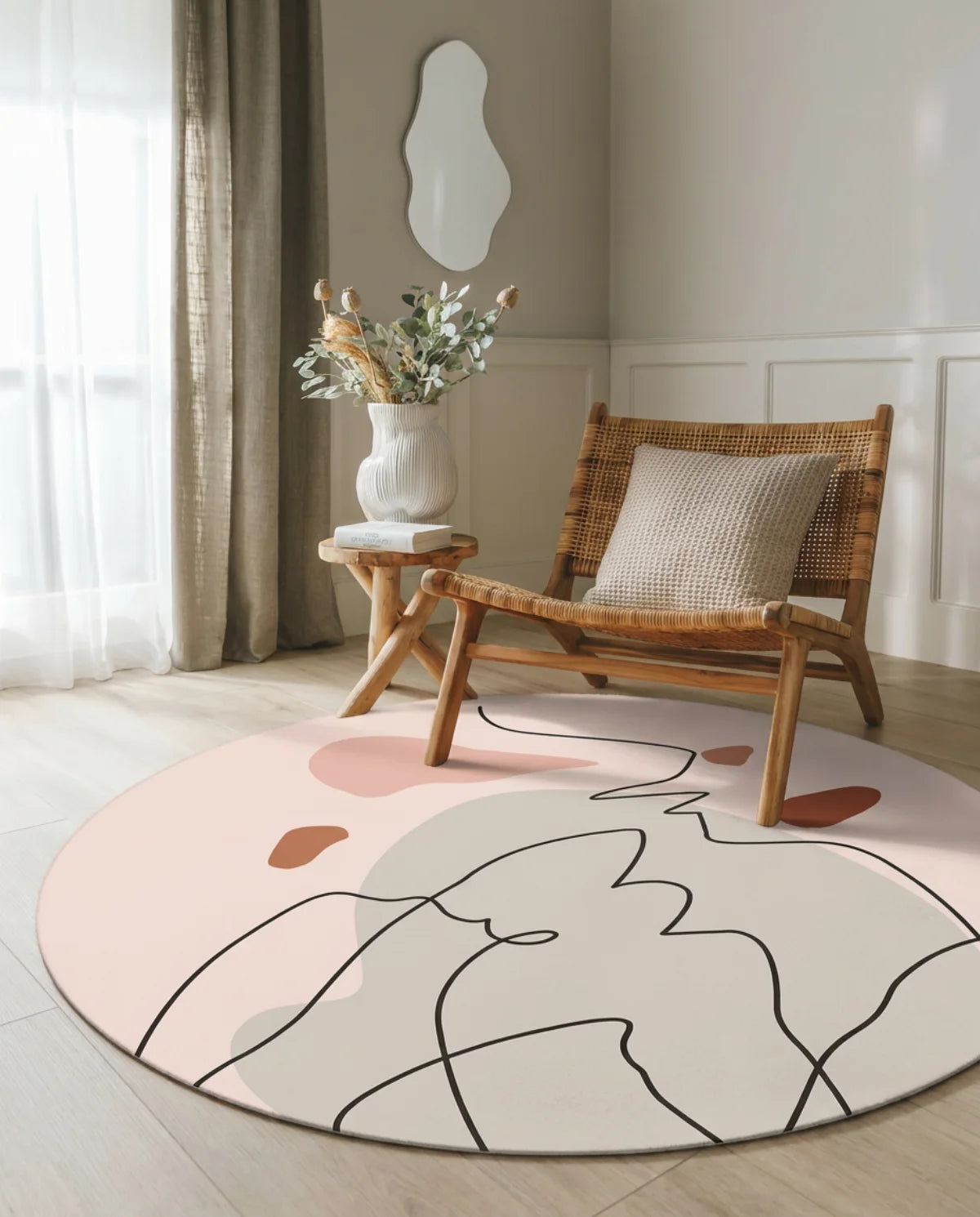 Tapis rond lavable en machine rose tracé organique sous un fauteuil en cannage, coin lecture lumineux
