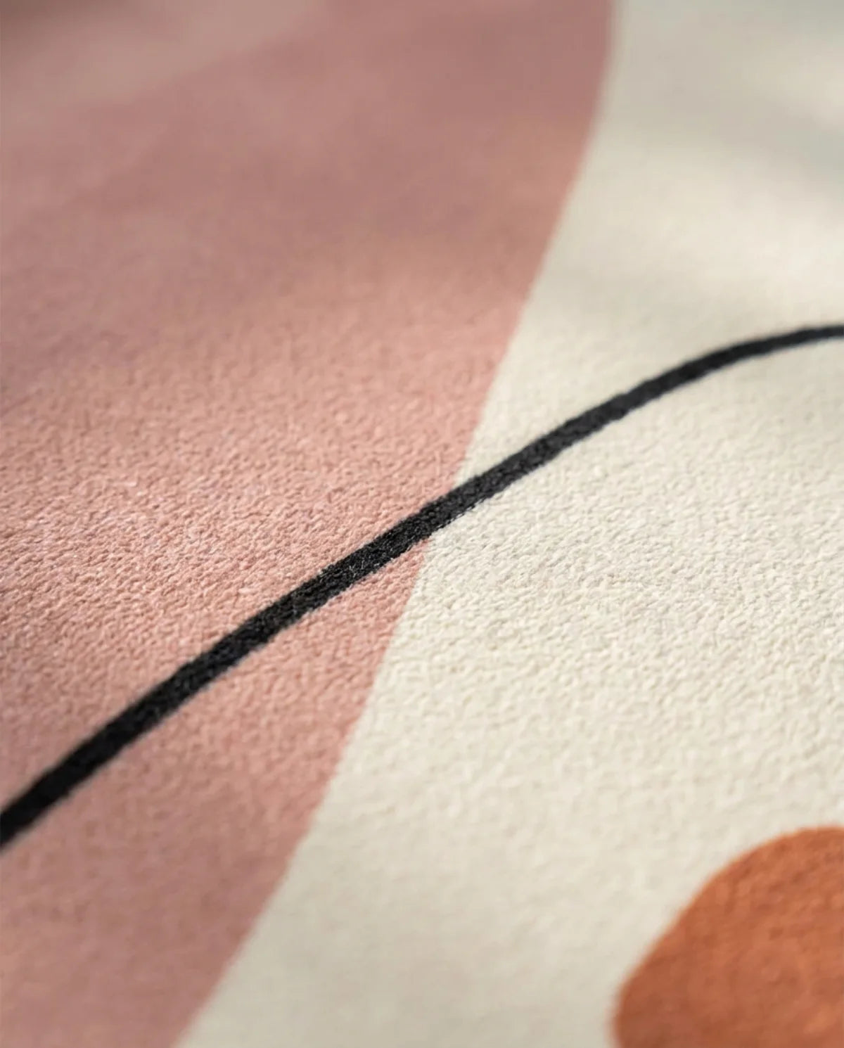 Détail du velours ras imprimé du tapis rond lavable rose tracé organique