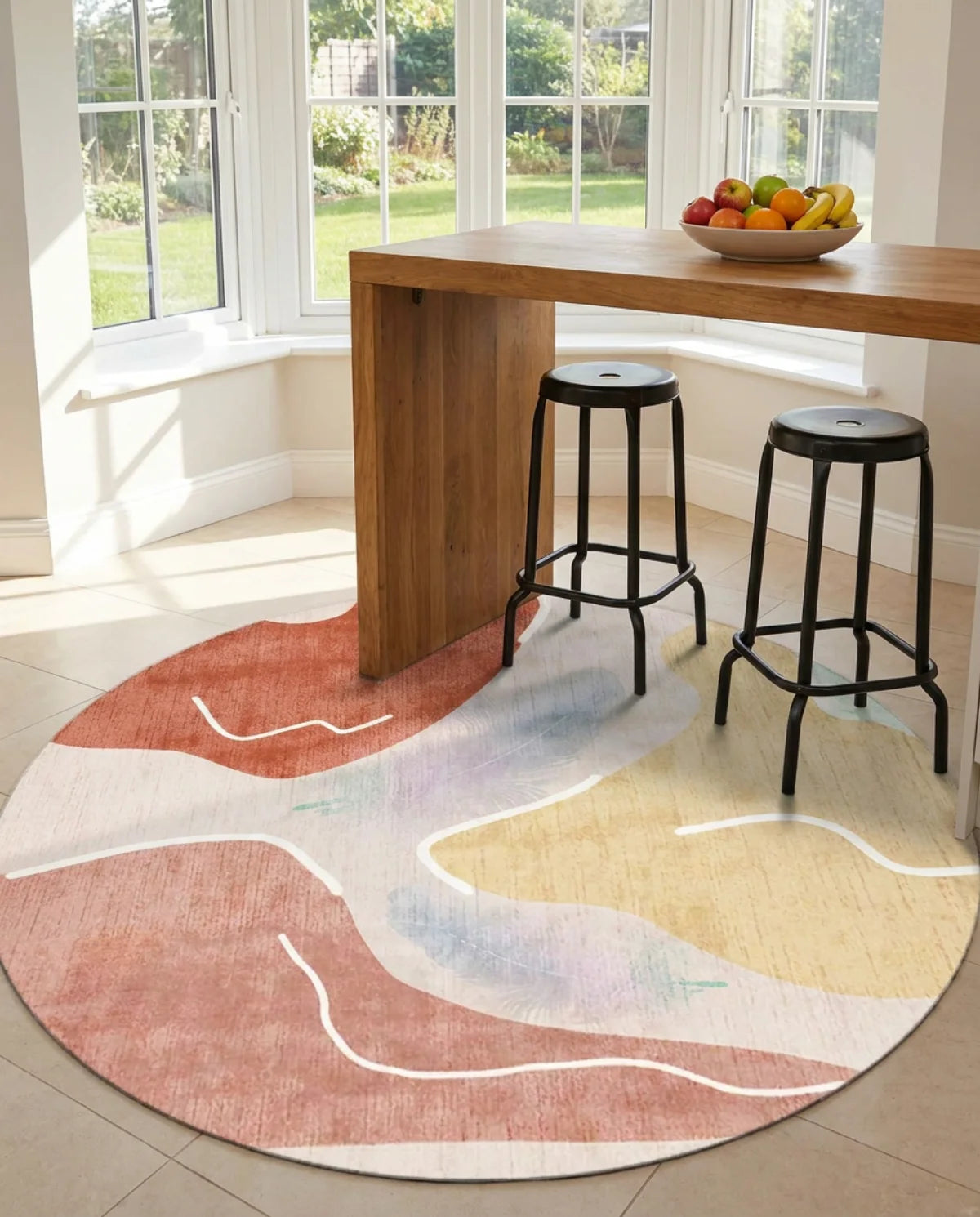 Tapis rond lavable en machine terracotta aquarelle dans un coin repas lumineux