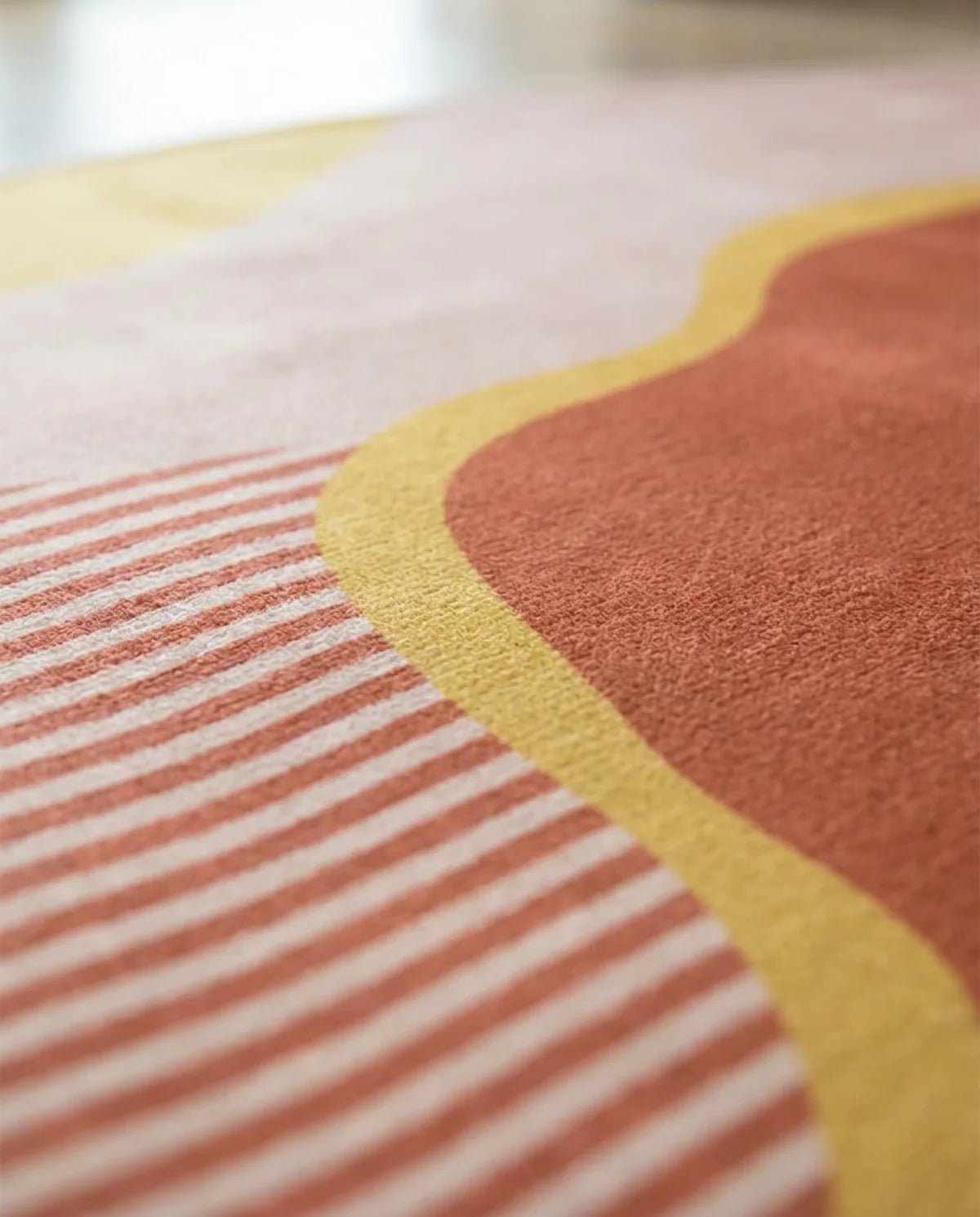 Détail des rayures fines du tapis rond lavable vagues terracotta