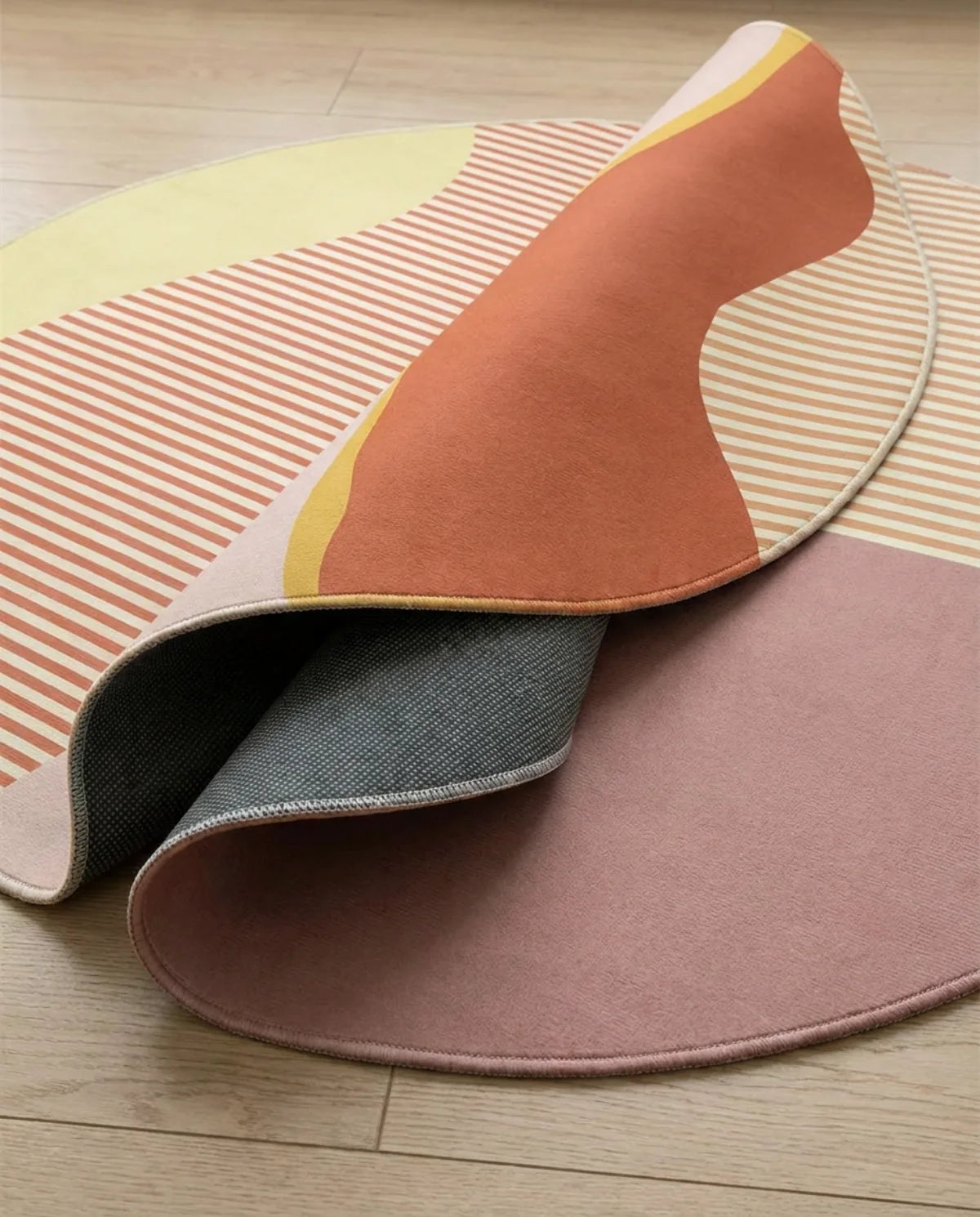 Profil fin et sous-face antidérapante du tapis rond lavable vagues terracotta