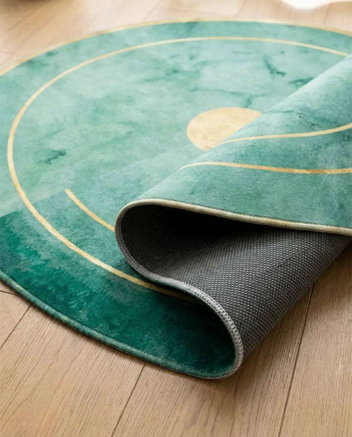 Profil fin et sous-face antidérapante du tapis rond lavable vert cercle doré