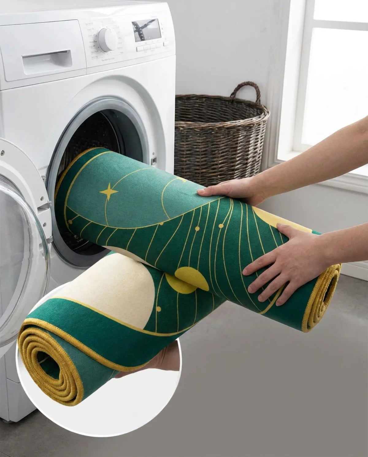 Tapis rond lavable glissé dans le tambour d'une machine à laver