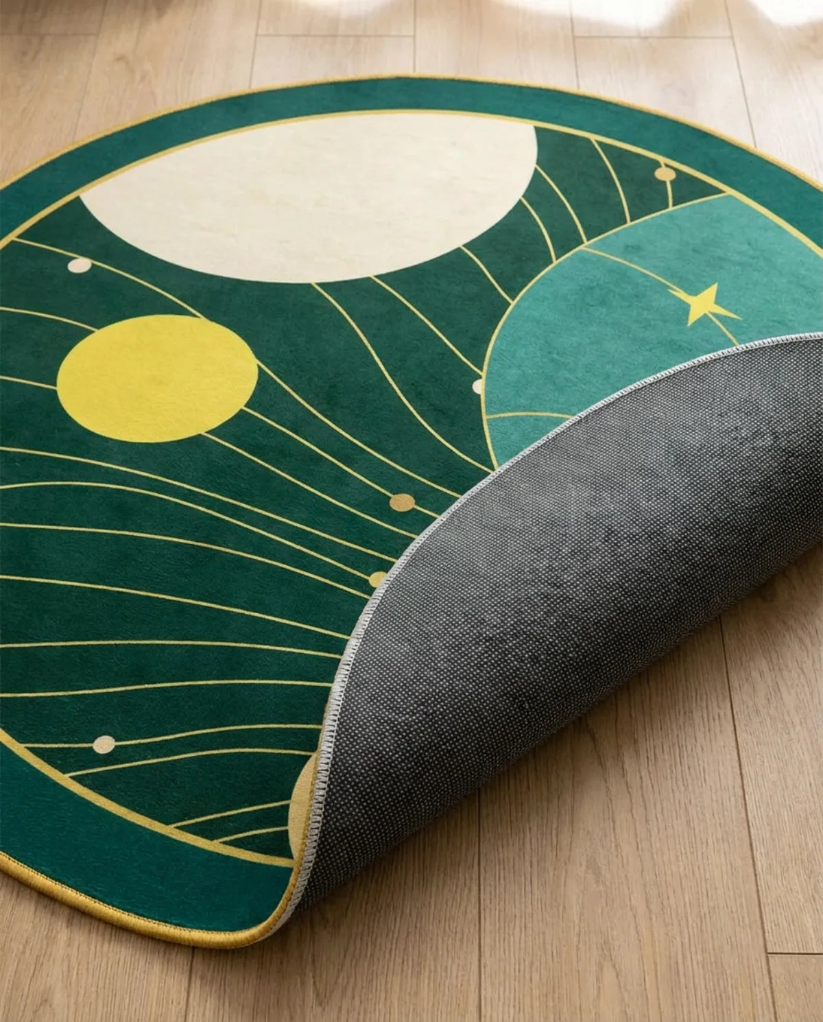 Profil fin et sous-face antidérapante du tapis rond lavable vert forêt lune dorée