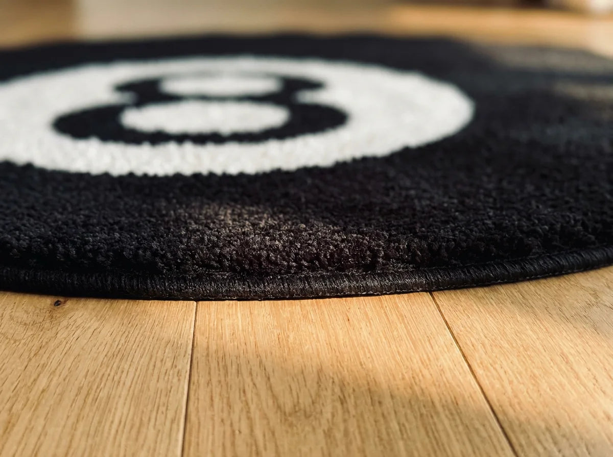 Tranche du tapis rond motif 8 ball montrant l'épaisseur du tissage