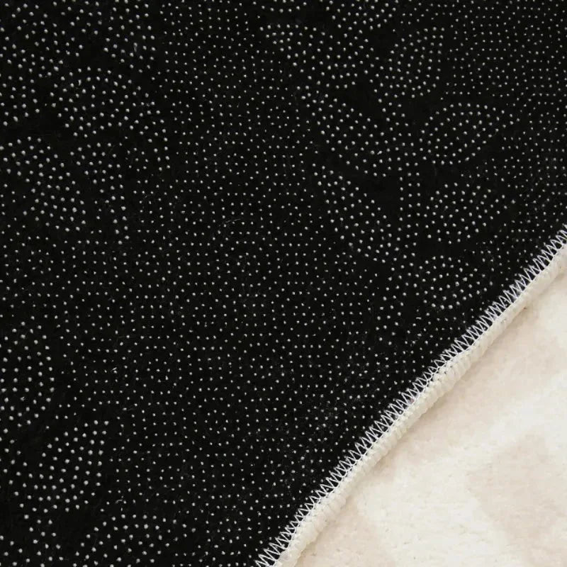Rendu naturel du tapis rond noir et blanc rayons soleil en lumière du jour