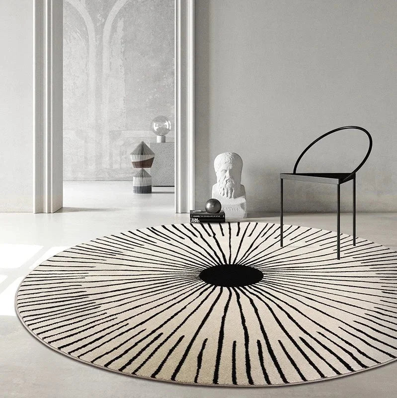 Tapis rond noir et blanc rayons soleil dans un salon esprit galerie avec sculpture