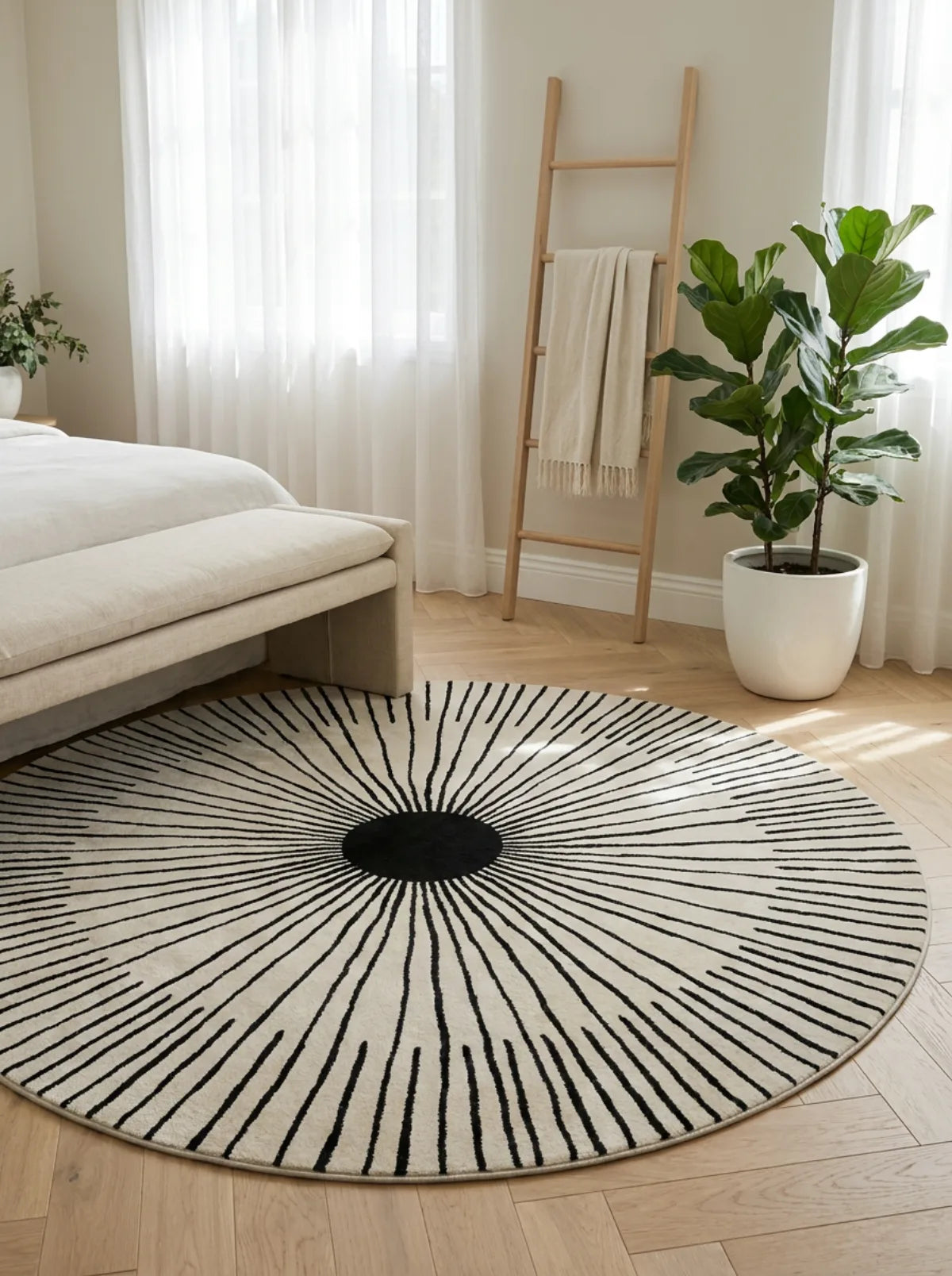 Tapis rond noir et blanc rayons soleil dans une chambre lumineuse