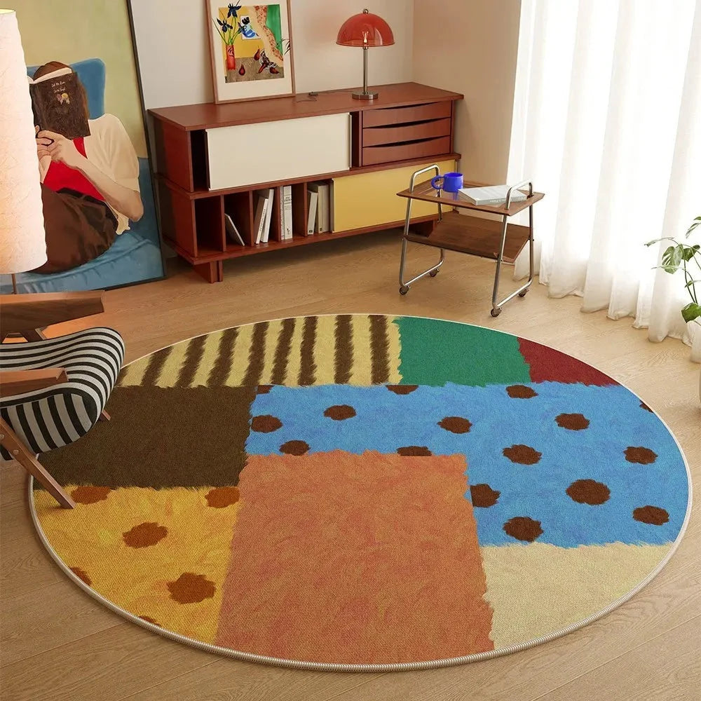 Tapis rond patchwork blocs multicolore avec textures variées dans un salon éclectique