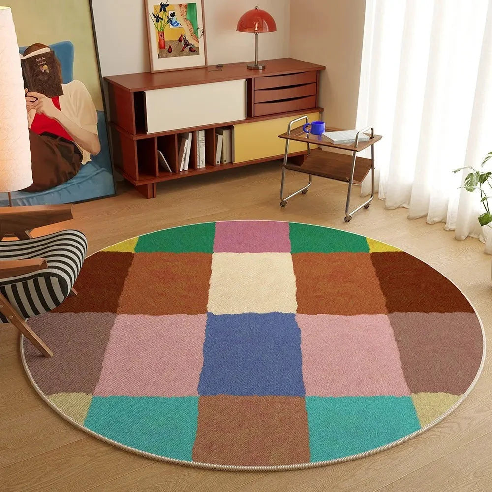 Tapis rond patchwork carreaux multicolore dans un coin lecture lumineux