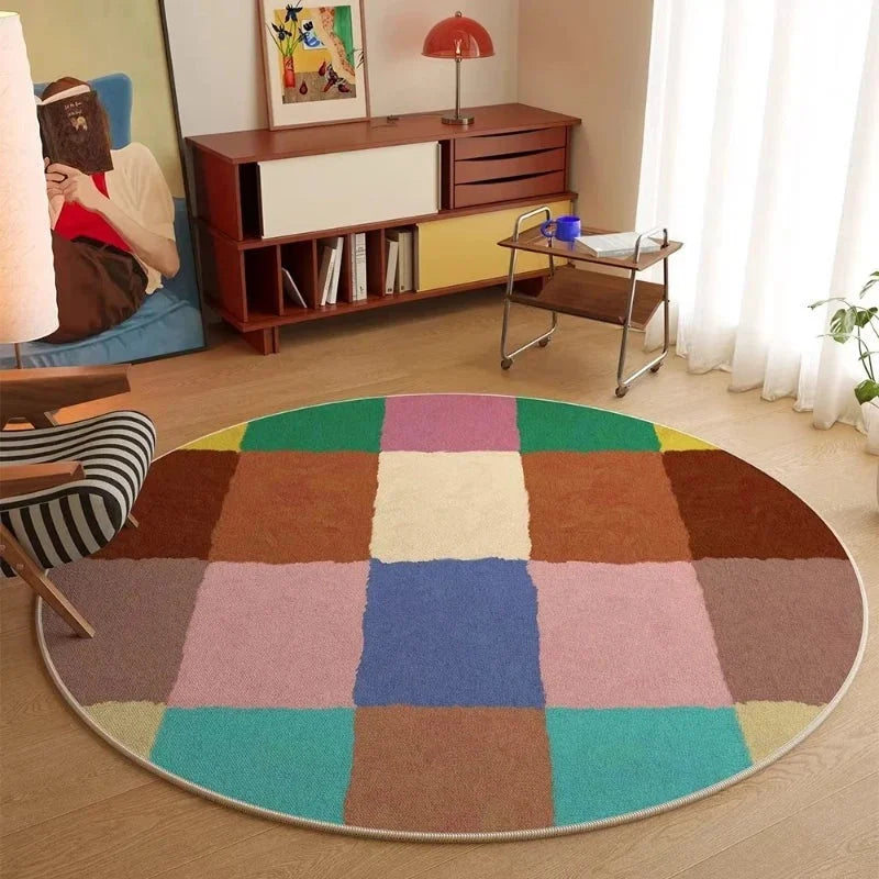 Tapis rond patchwork carreaux multicolore posé dans un salon vintage avec mobilier en teck